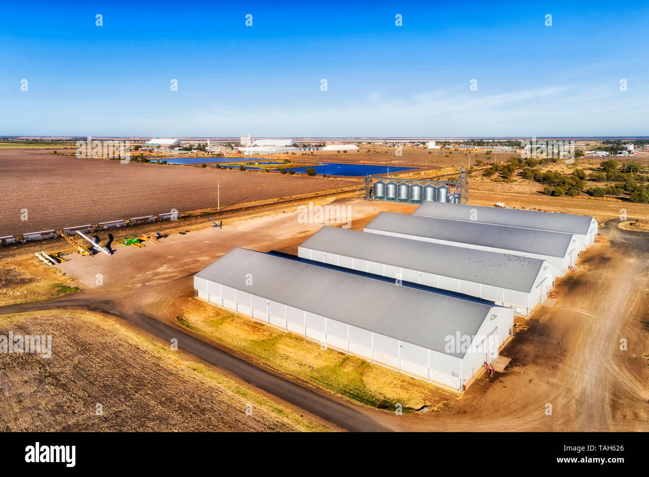 Lo stoccaggio in bulk magazzini sulla lavorazione del grano e il sito di smistamento in Moree città di australiano cinghia grano nel NSW - una elevata vista aerea. Foto Stock