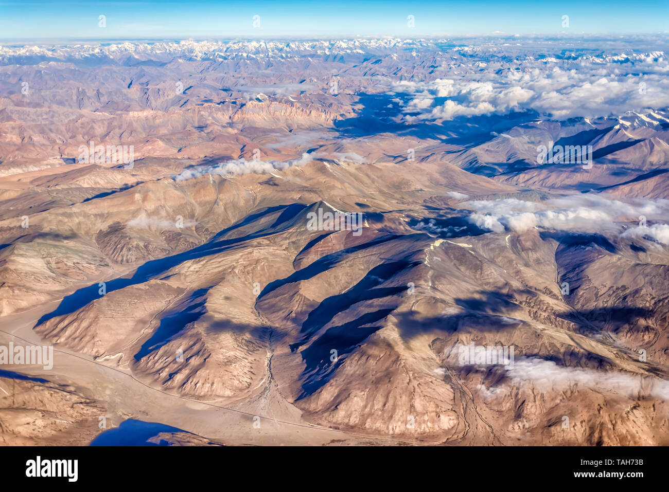 Una veduta aerea della montagne brulle della Zanskar gamma di Himalaya interna, Jammu e Kashmir in India. Preso da un piano su un inizio di luglio mattina Foto Stock