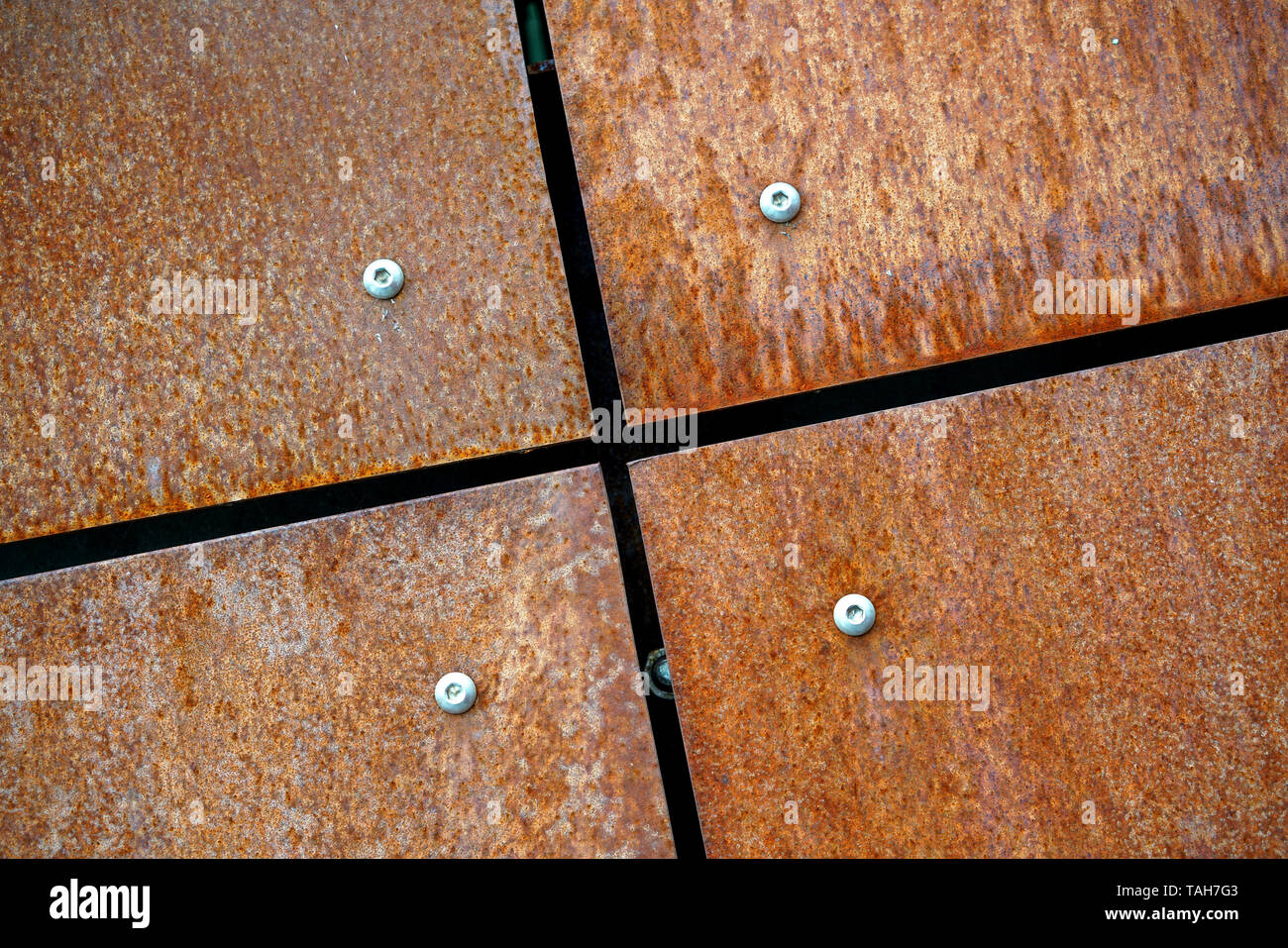 Metallo arrugginito facciata nel porto di Colonia Foto Stock