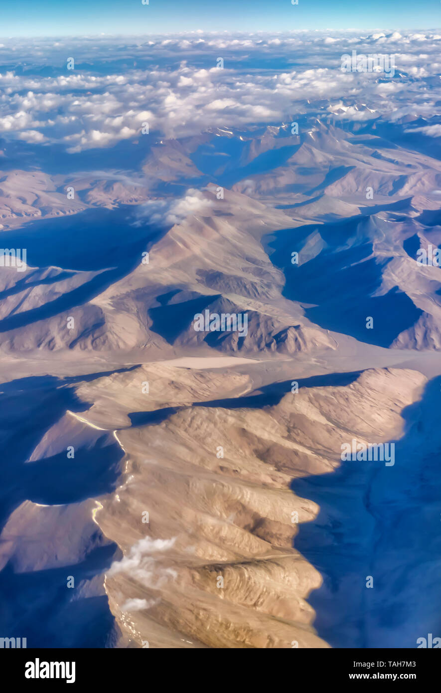 Una veduta aerea della montagne brulle della Zanskar gamma di Himalaya interna, India. Preso da un piano su un inizio di luglio mattina. Foto Stock