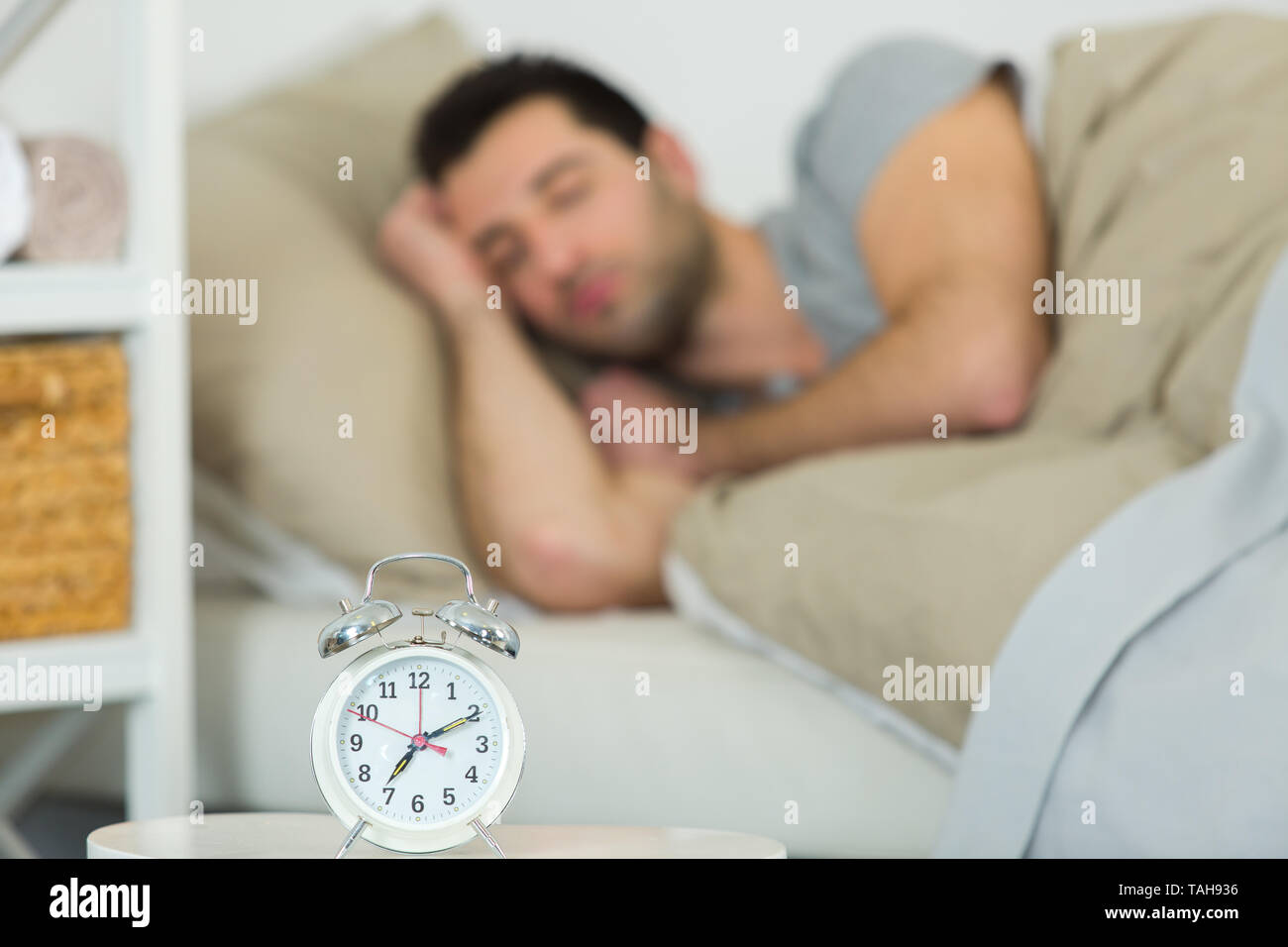 Sveglia veglia uomo dorme nel letto Foto Stock