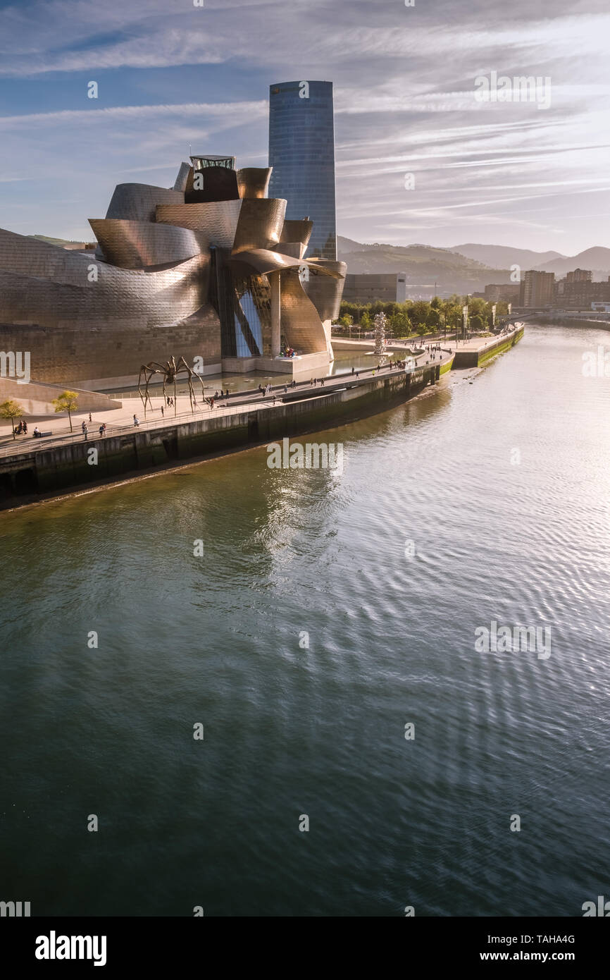 Paesaggio urbano in vista di Bilbao, Paesi Baschi, dotate di Guggenheim Museum e il fiume Nervion Foto Stock