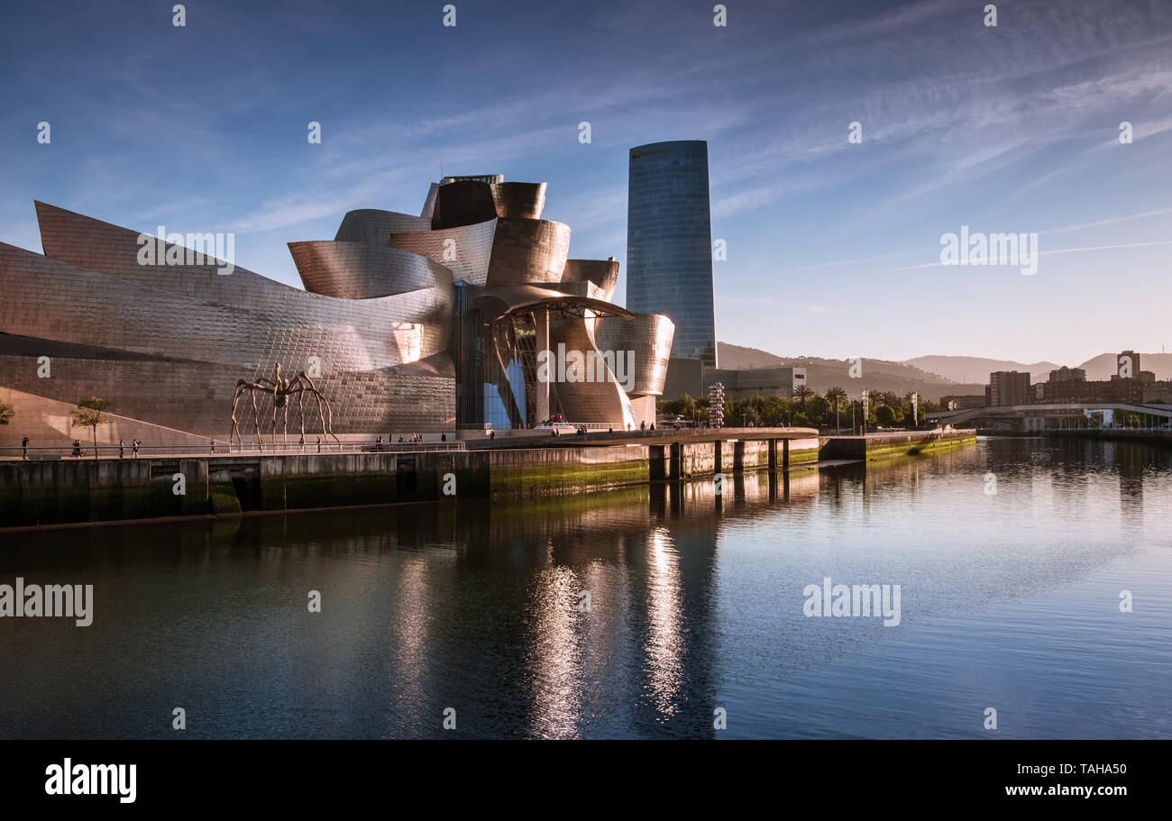 Paesaggio urbano in vista di Bilbao, Paesi Baschi, dotate di Guggenheim Museum e il fiume Nervion Foto Stock