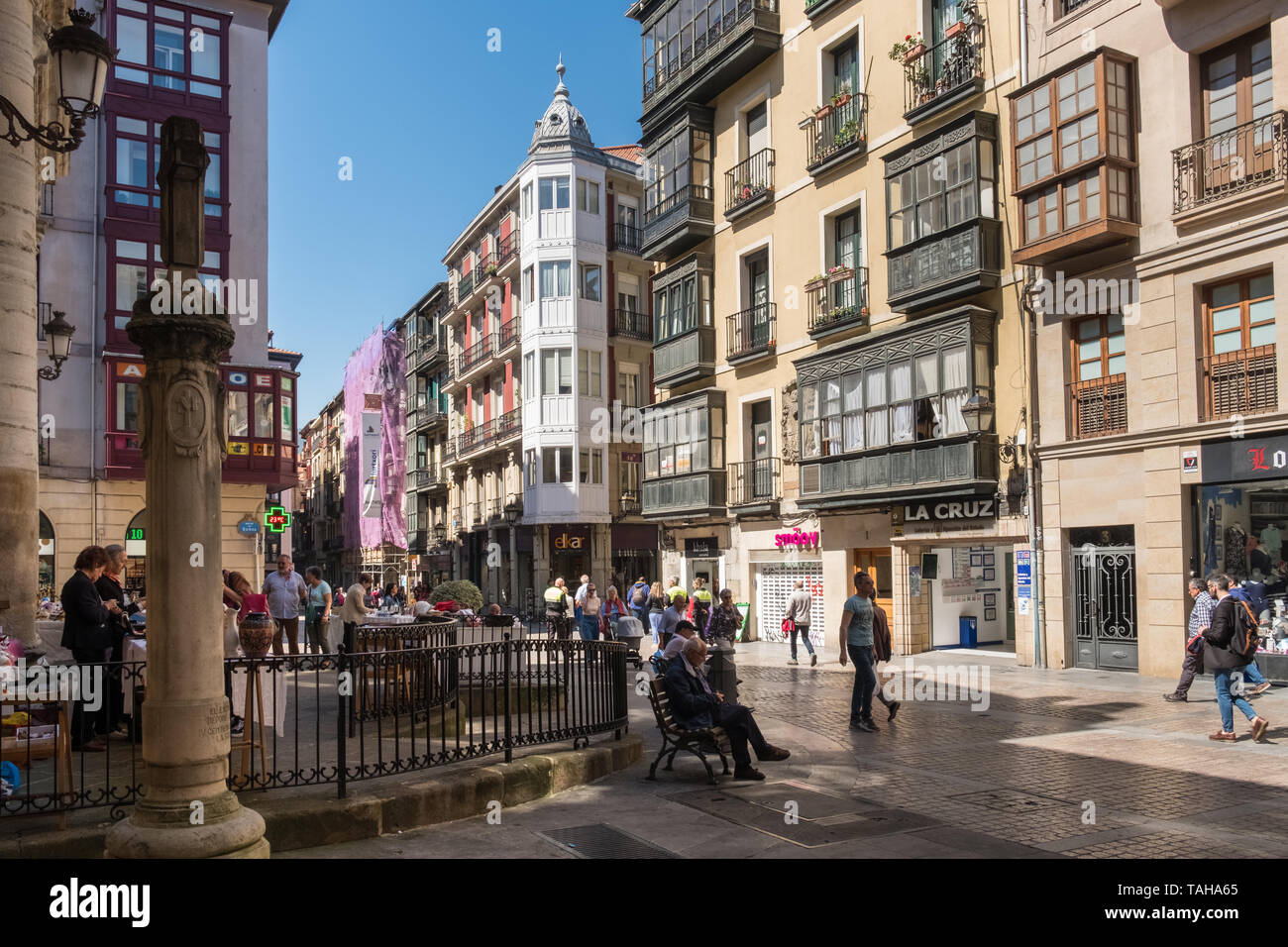 Scena di strada a Gurutze Kalea, parte del vecchio centro storico (Casco Viejo), Bilbao, Paesi Baschi Foto Stock