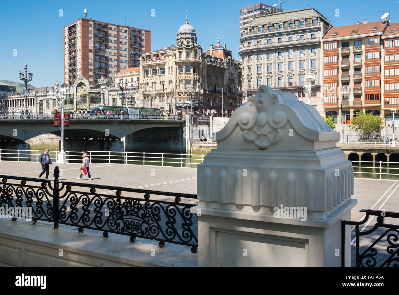 Vista del distretto di Abando edifici accanto a Ria di Bilbao, Bilbao, Paesi Baschi. Foto Stock