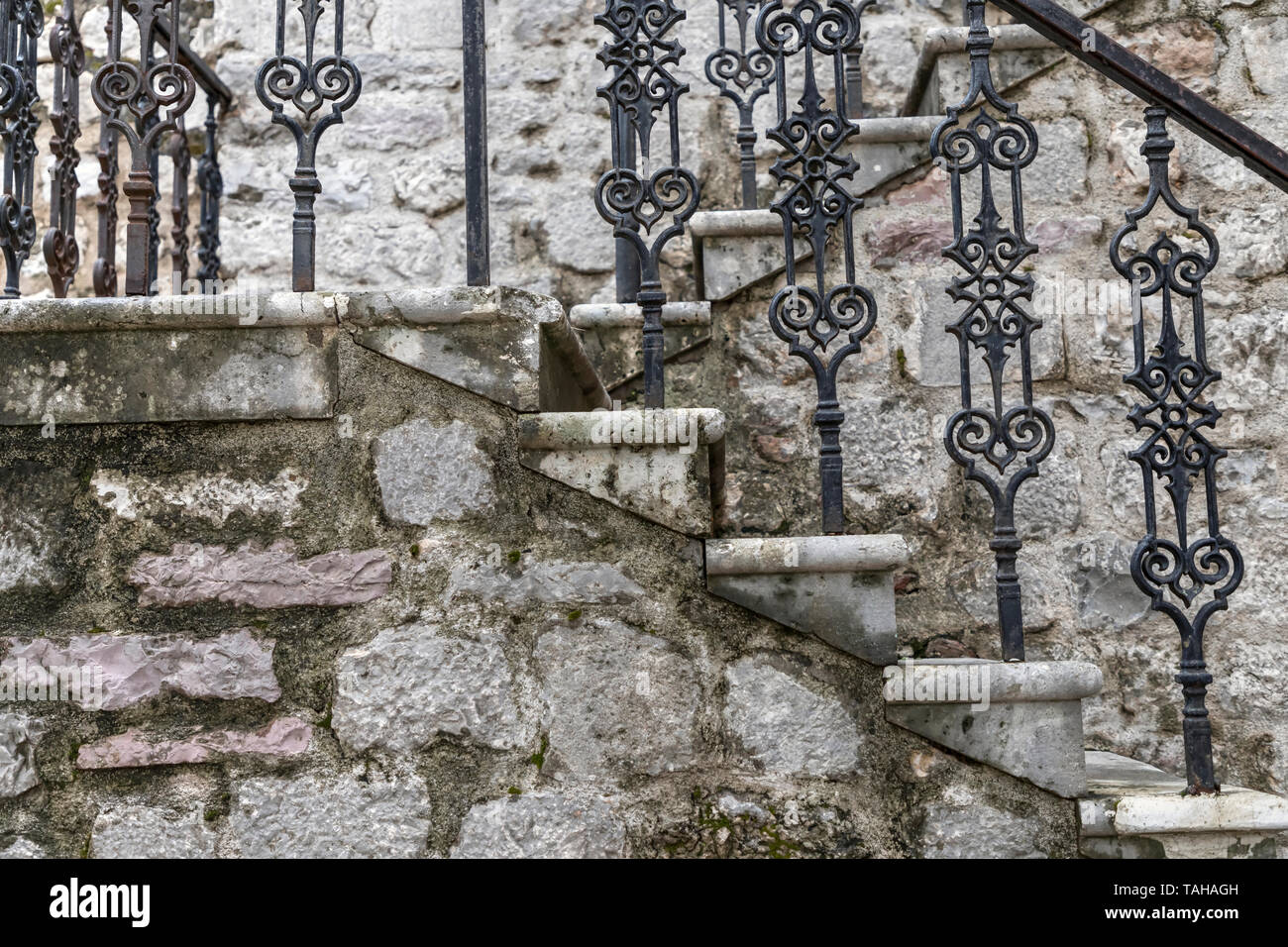 Città vecchia di Kotor, Montenegro - vecchie scale di pietra con ringhiere  in ferro battuto Foto stock - Alamy