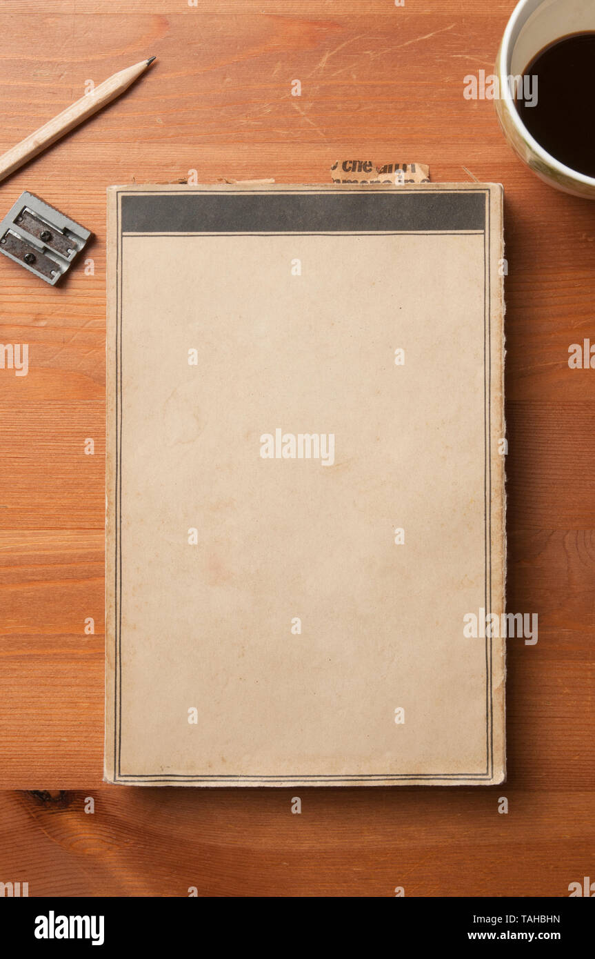 Vecchio blank cove prenotare con la carta i segnalibri su un tavolo di legno Foto Stock