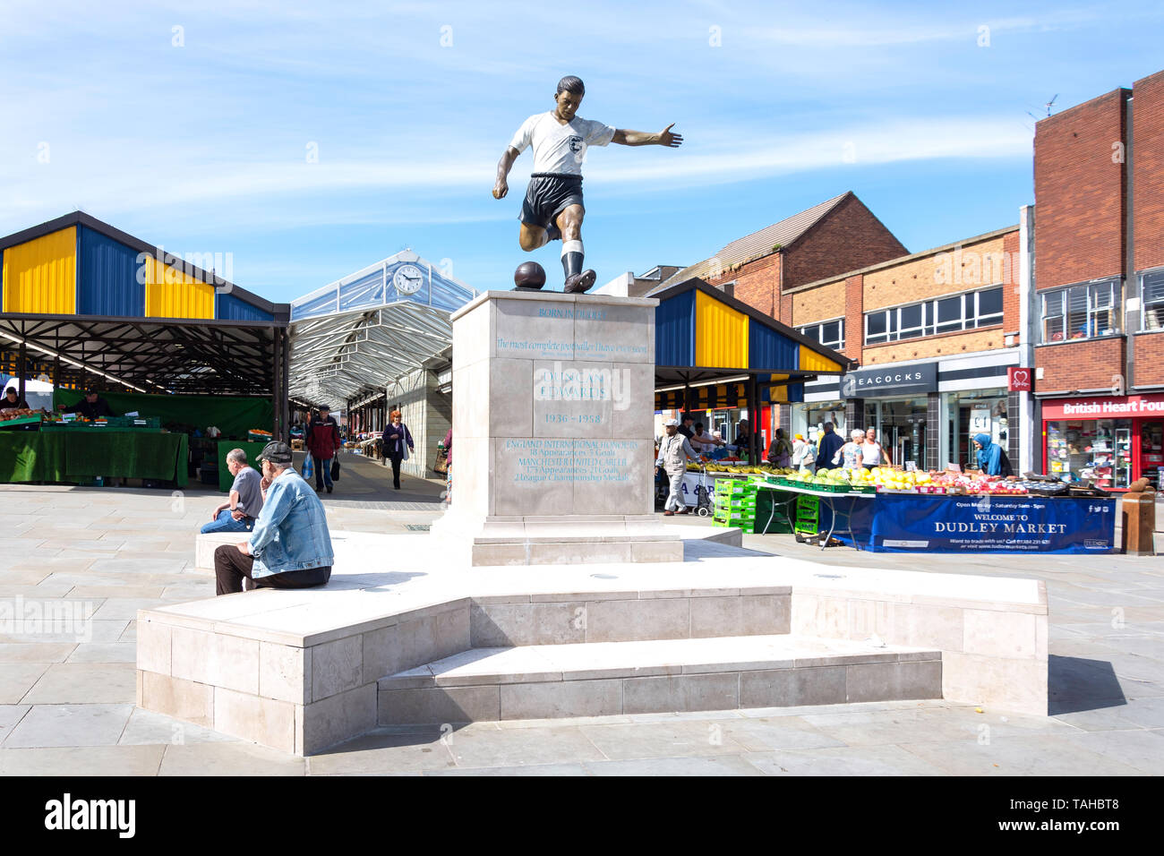 Il calciatore Duncan Edwards statua in luogo di mercato, di Dudley, West Midlands, England, Regno Unito Foto Stock