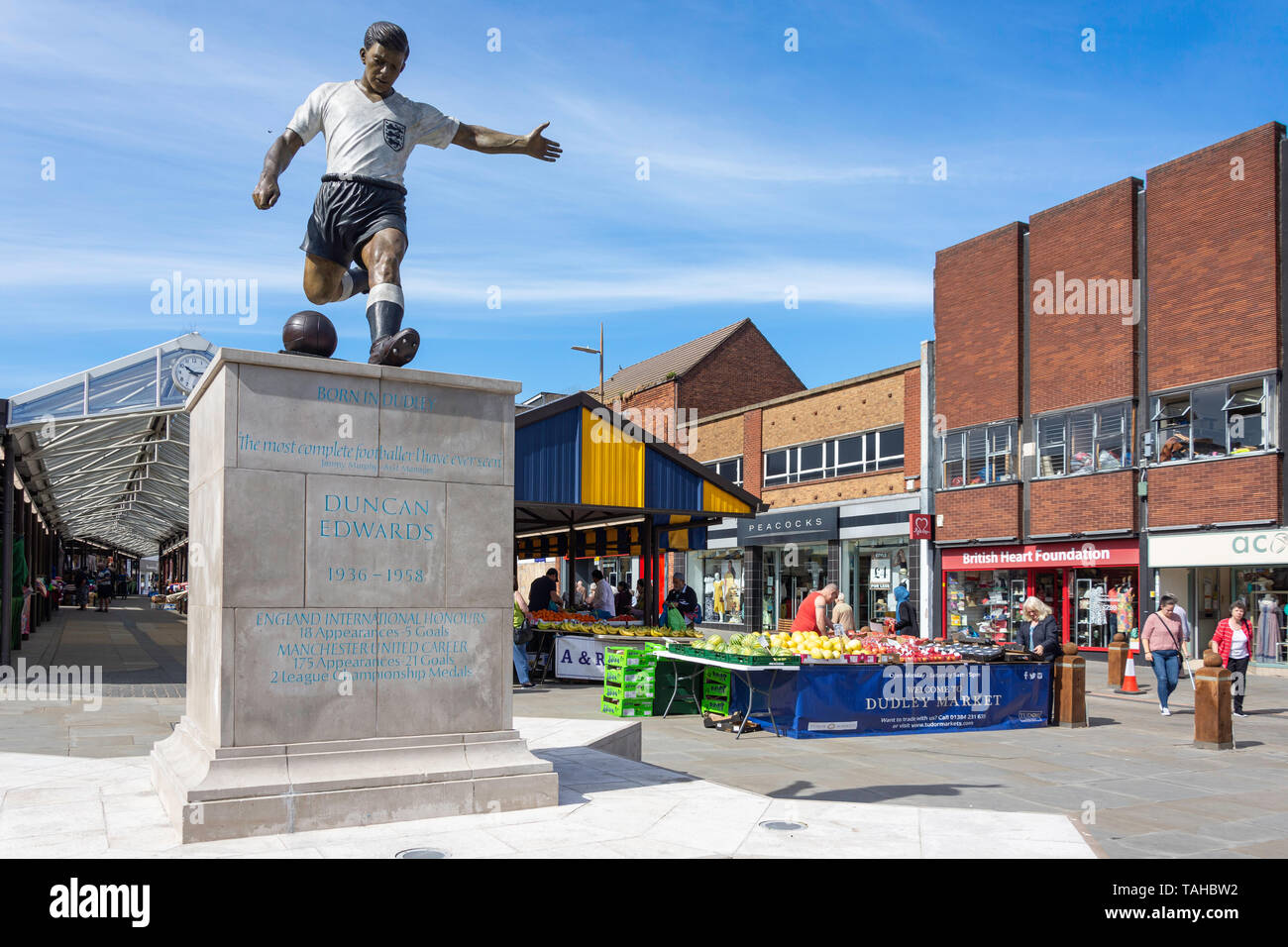 Il calciatore Duncan Edwards statua in luogo di mercato, di Dudley, West Midlands, England, Regno Unito Foto Stock
