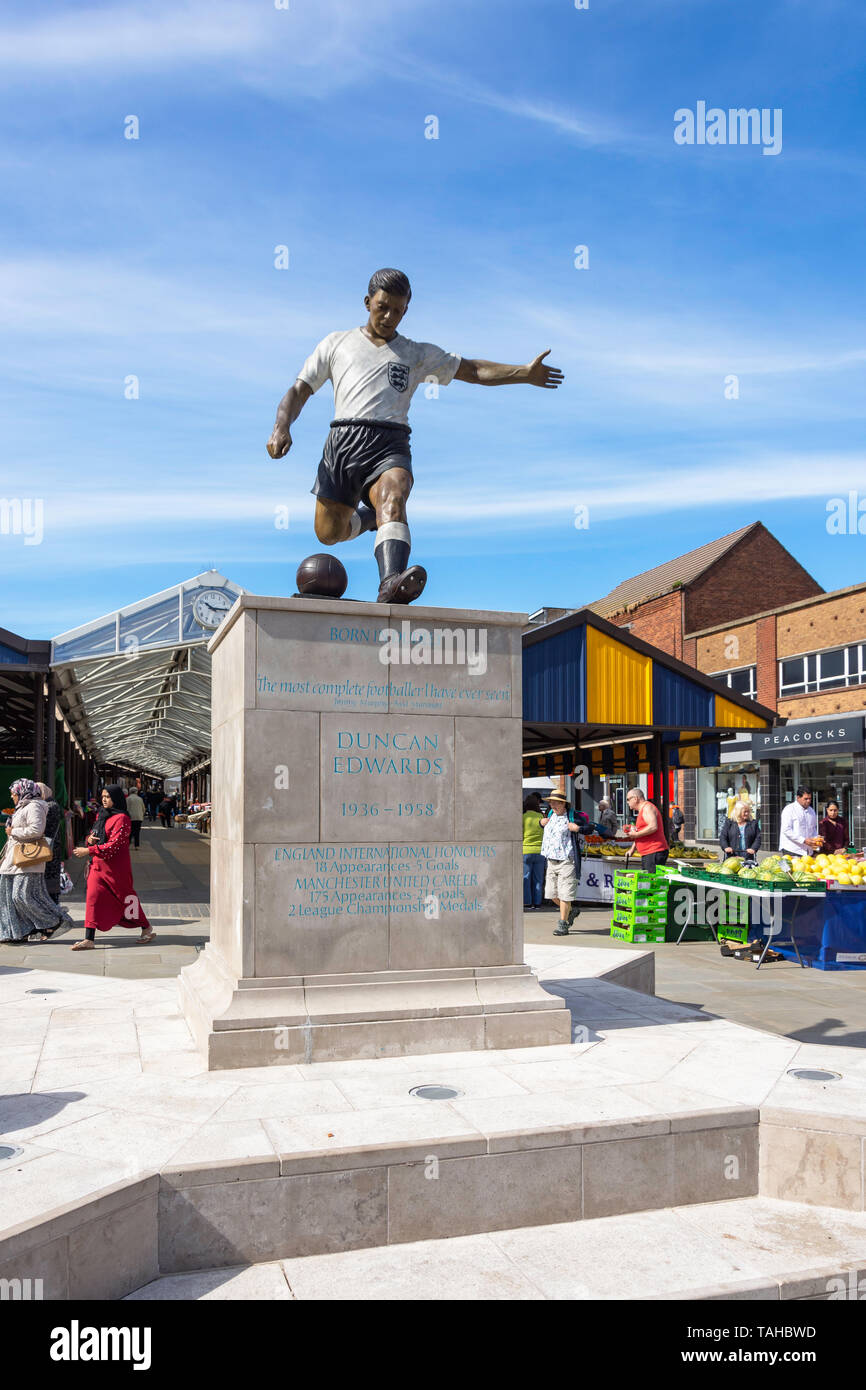 Il calciatore Duncan Edwards statua in luogo di mercato, di Dudley, West Midlands, England, Regno Unito Foto Stock