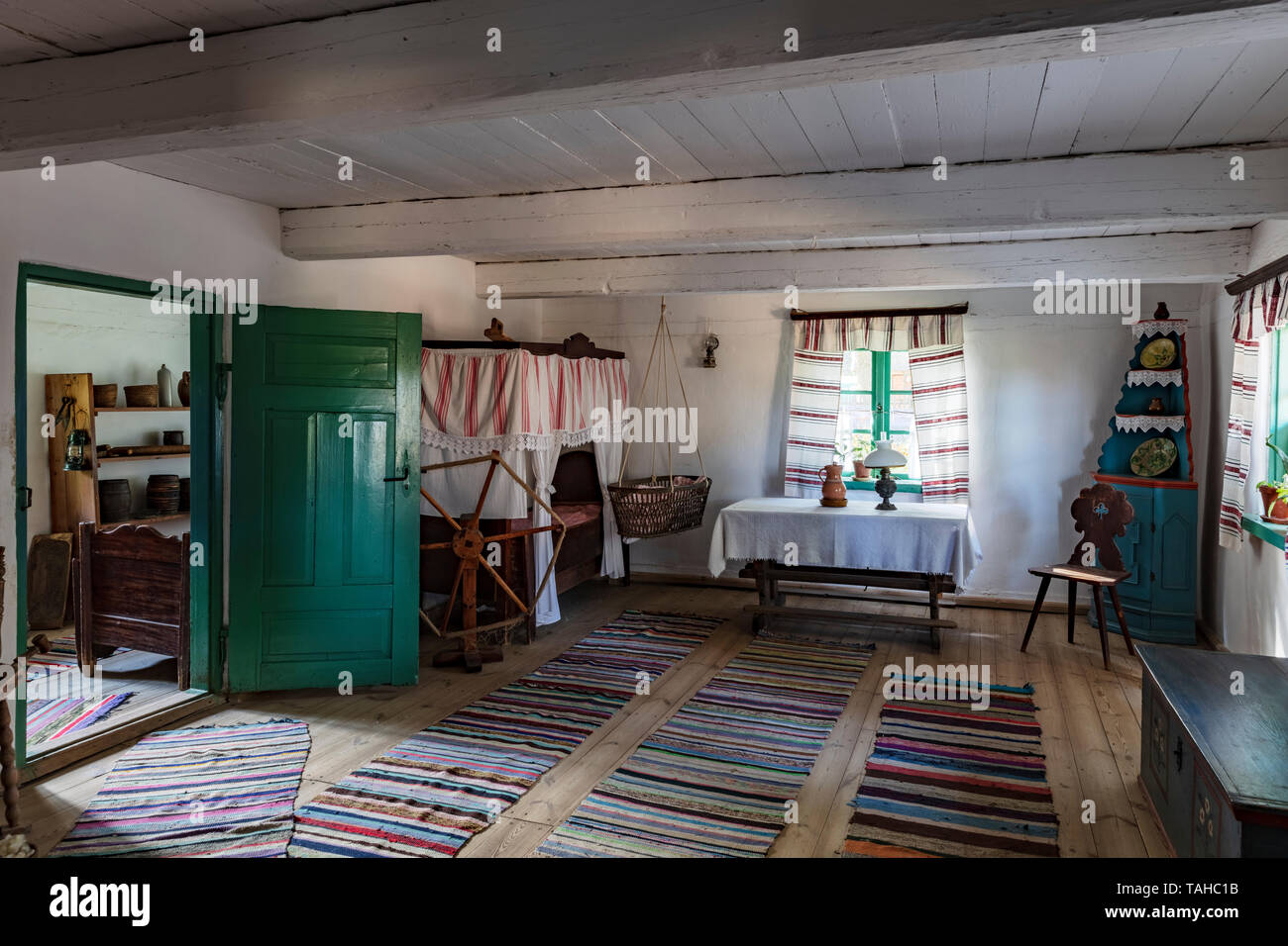 Museo di architettura popolare in Olsztynek, all interno di una capanna in legno, Polonia Foto Stock