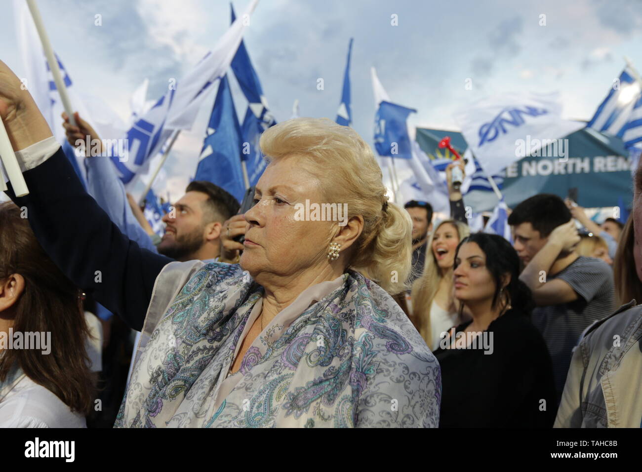 Salonicco, Grecia. 24rt può 2019. Nuova democrazia partito sostenitori durante una campagna elettorale da rally greco il principale partito d opposizione, un giorno in anticipo del Greco elezioni comunali e del Parlamento europeo. Grecia terrà comunali ed elezioni regionali allo stesso tempo come le elezioni del Parlamento europeo nel maggio di 26, seguita da elezioni generali dovrebbe avvenire nel mese di ottobre 2019. Credito : Orhan Tsolak / Alamy Live News Foto Stock