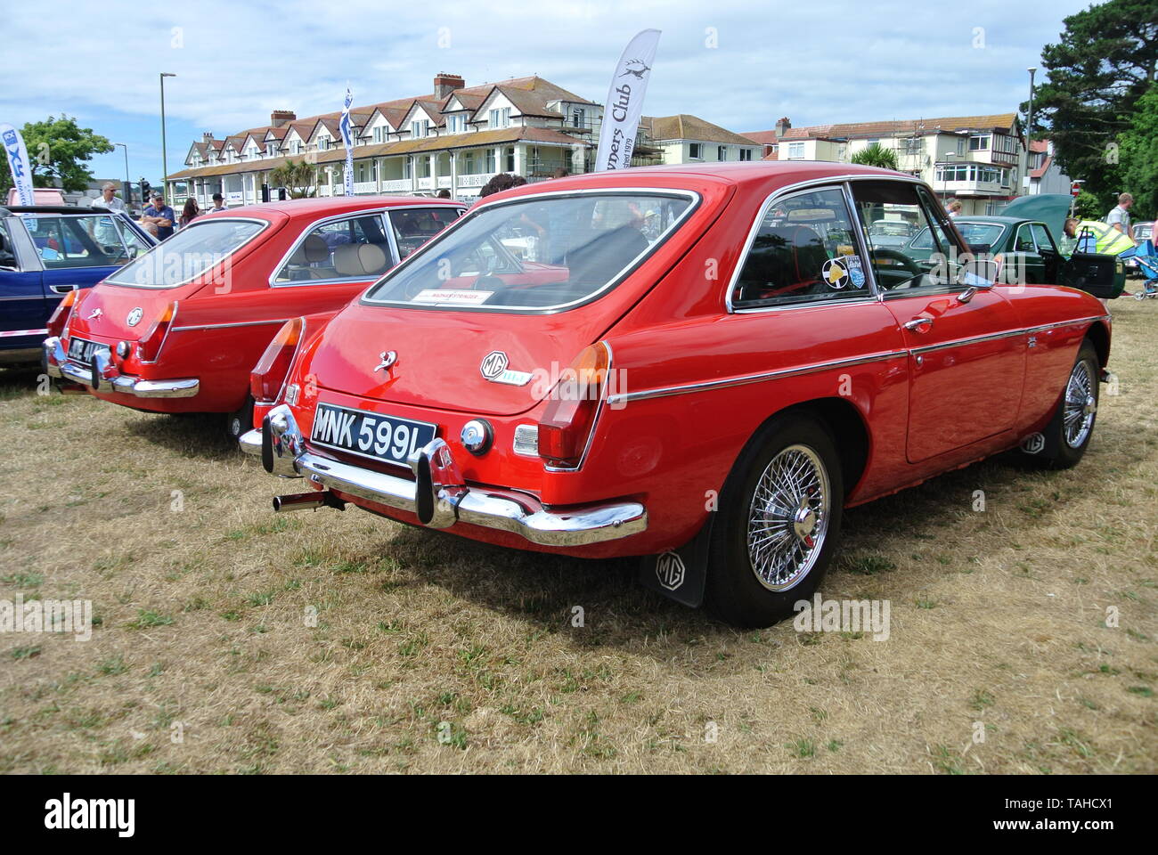 Una coppia di classico MG automobili parcheggiate sul display alla Riviera Classic Car Show, Paignton, Devon, Inghilterra. Regno Unito. Foto Stock
