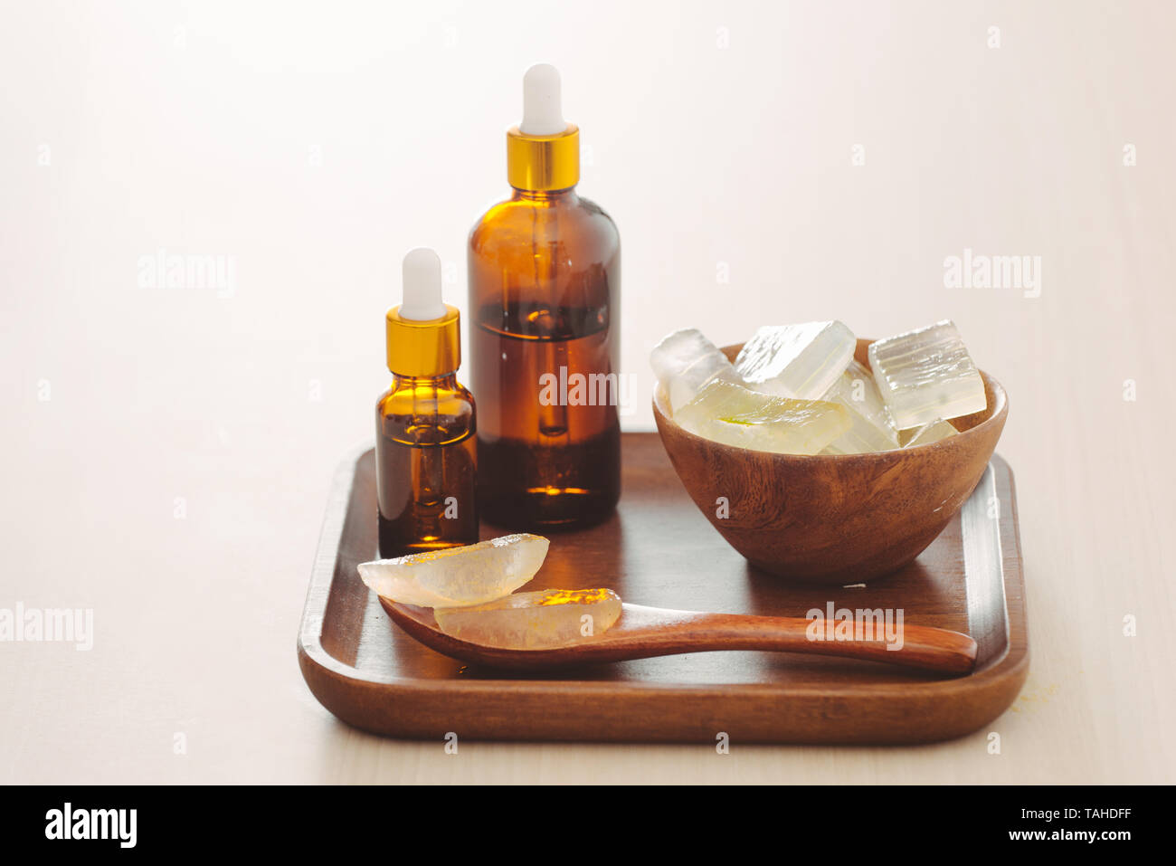 Aloe vera olio essenziale, sbucciato aloe su sfondo chiaro Foto Stock
