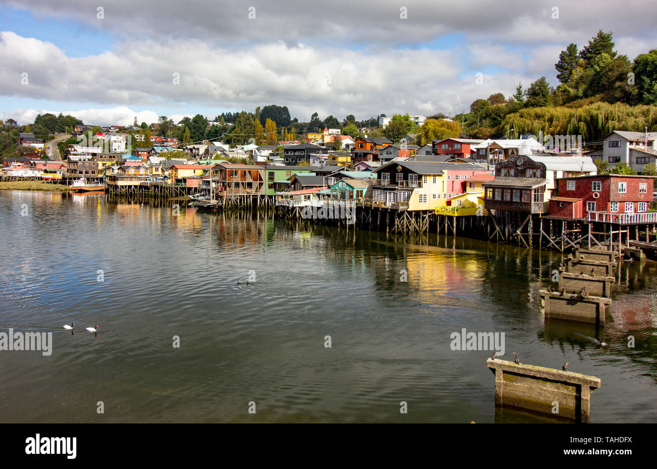 Case in castro sull isola di Chiloe Cile conosciuta come palafitos. Foto Stock