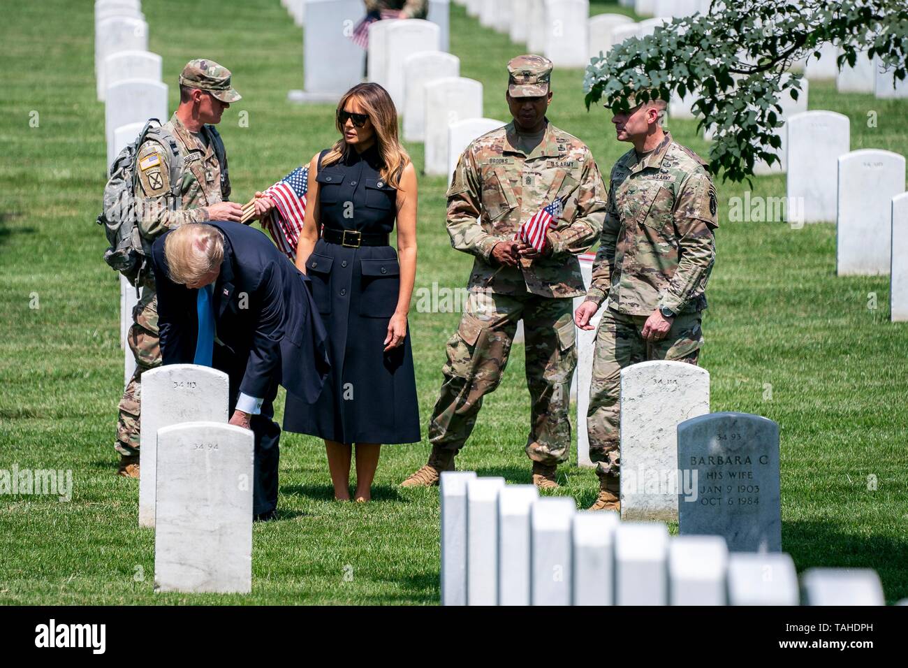 Stati Uniti Presidente Donald Trump e la First Lady Melania Trump assistere i soldati con il 3D U.S. Reggimento di Fanteria per collocare le bandiere a lapidi durante una visita a pagare il loro rispetto al Cimitero Nazionale di Arlington, all'inizio del Memorial Day holiday Maggio 23, 2019 in Arlington, Virginia. Foto Stock