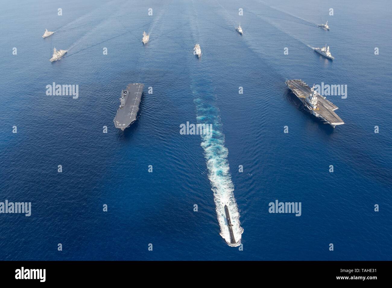 La Marina australiana sommergibile HMAS Collins conduce una multinazionale di formazione tra cui la marina francese portaerei FS Charles de Gaulle, destra e marina giapponese elicottero destroyer JS Izumo, sinistra, durante la fase di esercizio La Perouse Maggio 22, 2019 nella baia del Bengala. Foto Stock
