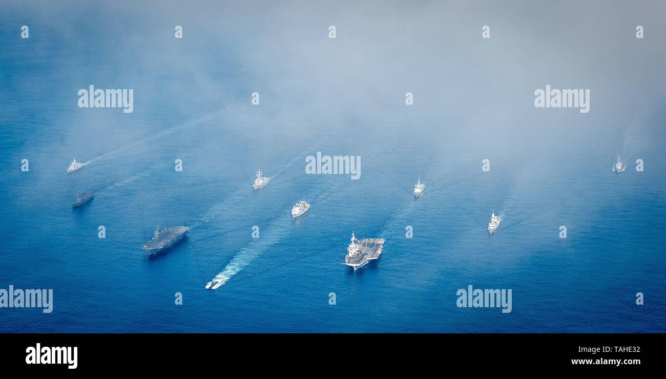 La Marina australiana sommergibile HMAS Collins conduce una multinazionale di formazione tra cui la marina francese portaerei FS Charles de Gaulle, destra e marina giapponese elicottero destroyer JS Izumo, sinistra, durante la fase di esercizio La Perouse Maggio 22, 2019 nella baia del Bengala. Foto Stock
