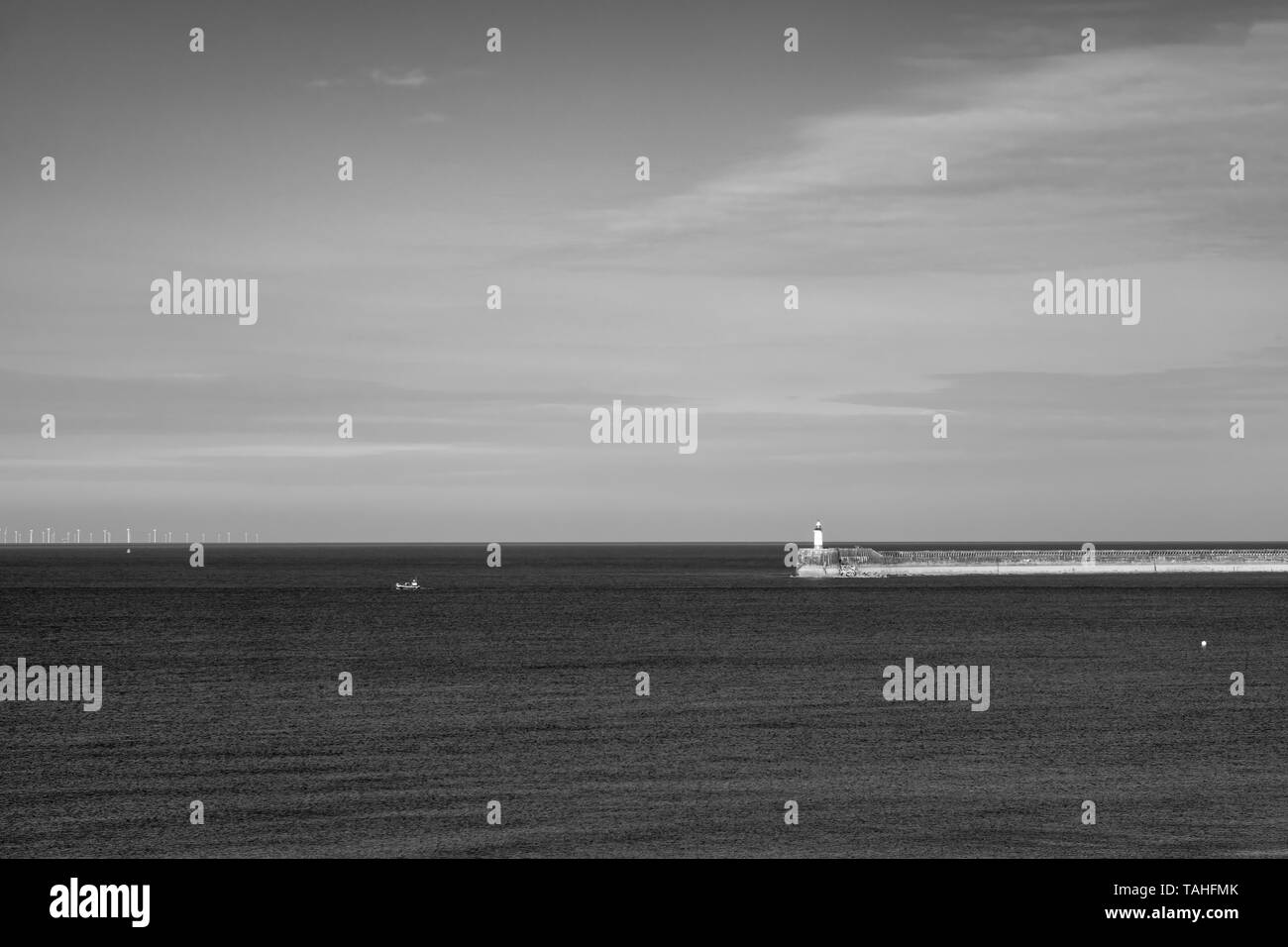 Barca da pesca di lasciare il porto Foto Stock