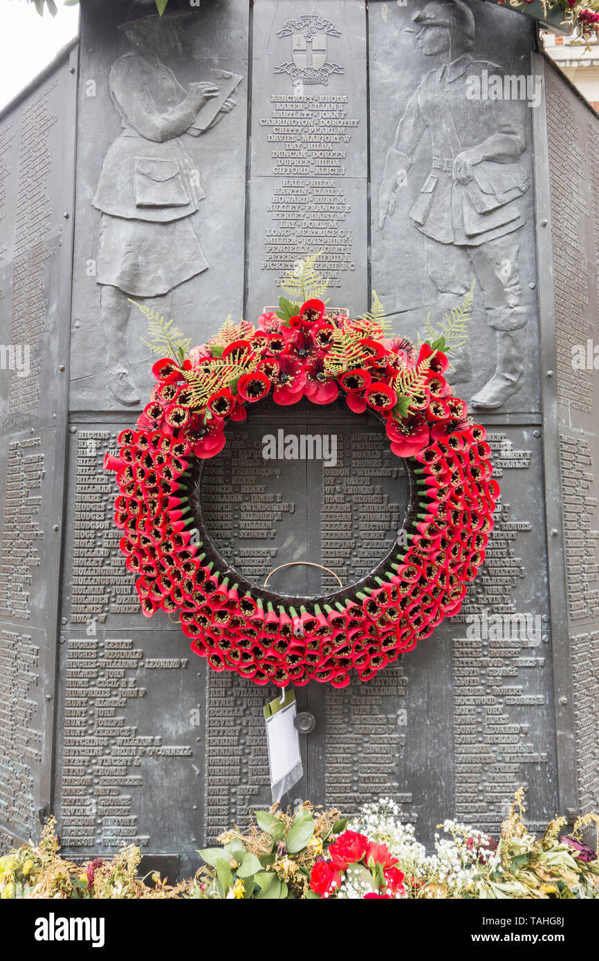 John W. Mills' i Vigili del Fuoco Nazionale Memorial, di fronte la Cattedrale di St Paul, Londra, Regno Unito Foto Stock