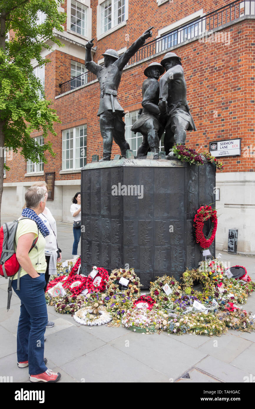 John W. Mills' i Vigili del Fuoco Nazionale Memorial, di fronte la Cattedrale di St Paul, Londra, Regno Unito Foto Stock