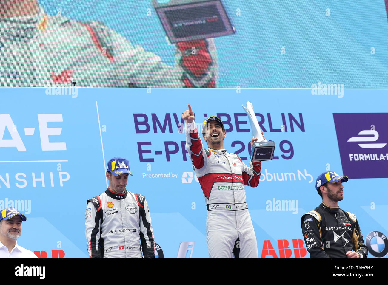 25.05.2019, Berlin, Germania.Sebastien Buemi, Lucas Di Grassi e Jean-Eric Vergne alla cerimonia di consegna del premio. Lucas Di Grassi da parte dell'Audi Sport Abt Schaeffler team vince il Berlin ePrix. Sebastien Buemi dal team Nissan e.dighe si aggiudica il secondo posto e Jean-Eric Vergne dal team DS TECHEETAH conquista il terzo posto. La Formula e sarà il 25 maggio 2019 per la quinta volta a Berlino. L'electric racing serie 2018/2018 avrà luogo presso l'ex aeroporto di Tempelhof. Foto Stock