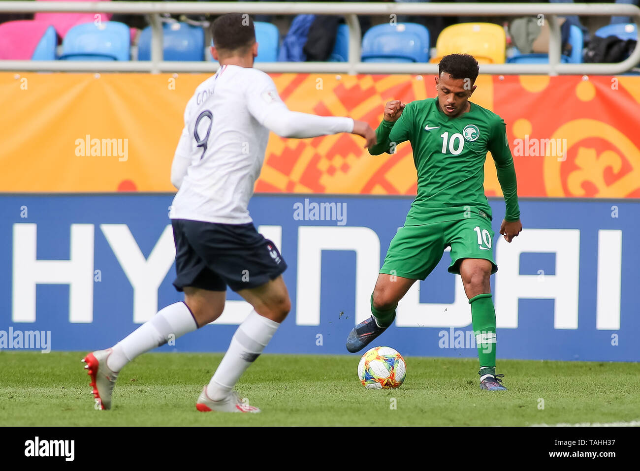 Gdynia, Polonia, 25 Maggio 2019 : ammina Gouiri battaglie per la sfera con Turki Alammar durante il 2019 FIFA U-20 World Cup di gruppo e corrispondenza tra la Francia e l'Arabia Saudita a Gdynia Stadium a Gdynia. Credito: Tomasz Zasinski / Alamy Live News Foto Stock