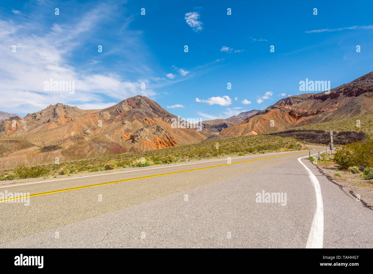 Strada che attraversa la gamma Panamint nel Parco Nazionale della Valle della Morte in California. Stati Uniti d'America Foto Stock