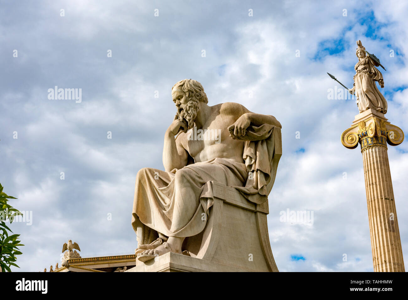 Statua classica di Socrates dal lato con la statua di athena al di sopra Foto Stock