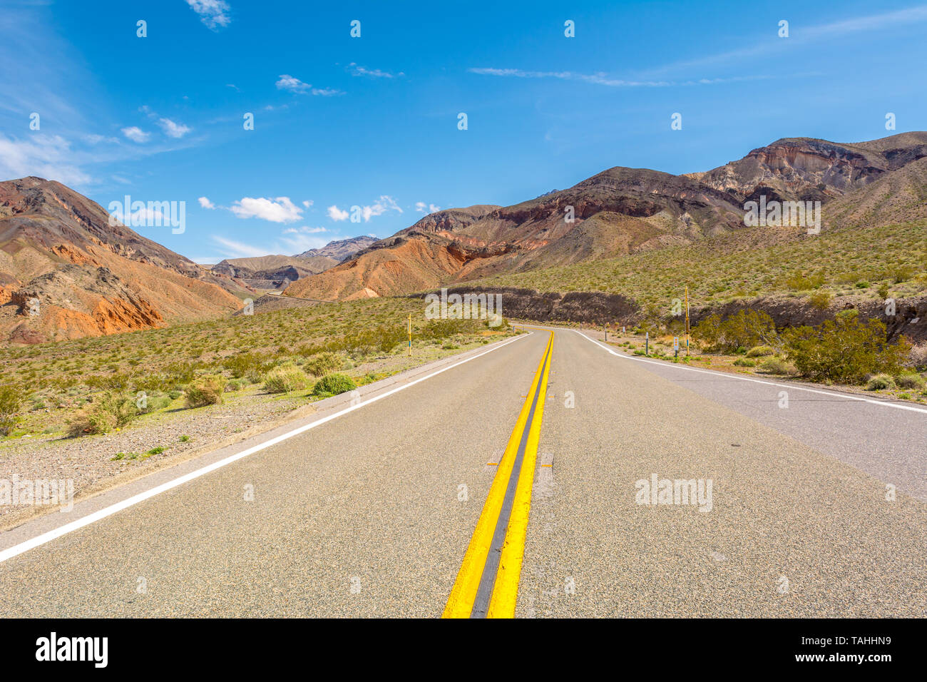 Strada che attraversa la gamma Panamint nel Parco Nazionale della Valle della Morte in California. Stati Uniti d'America Foto Stock