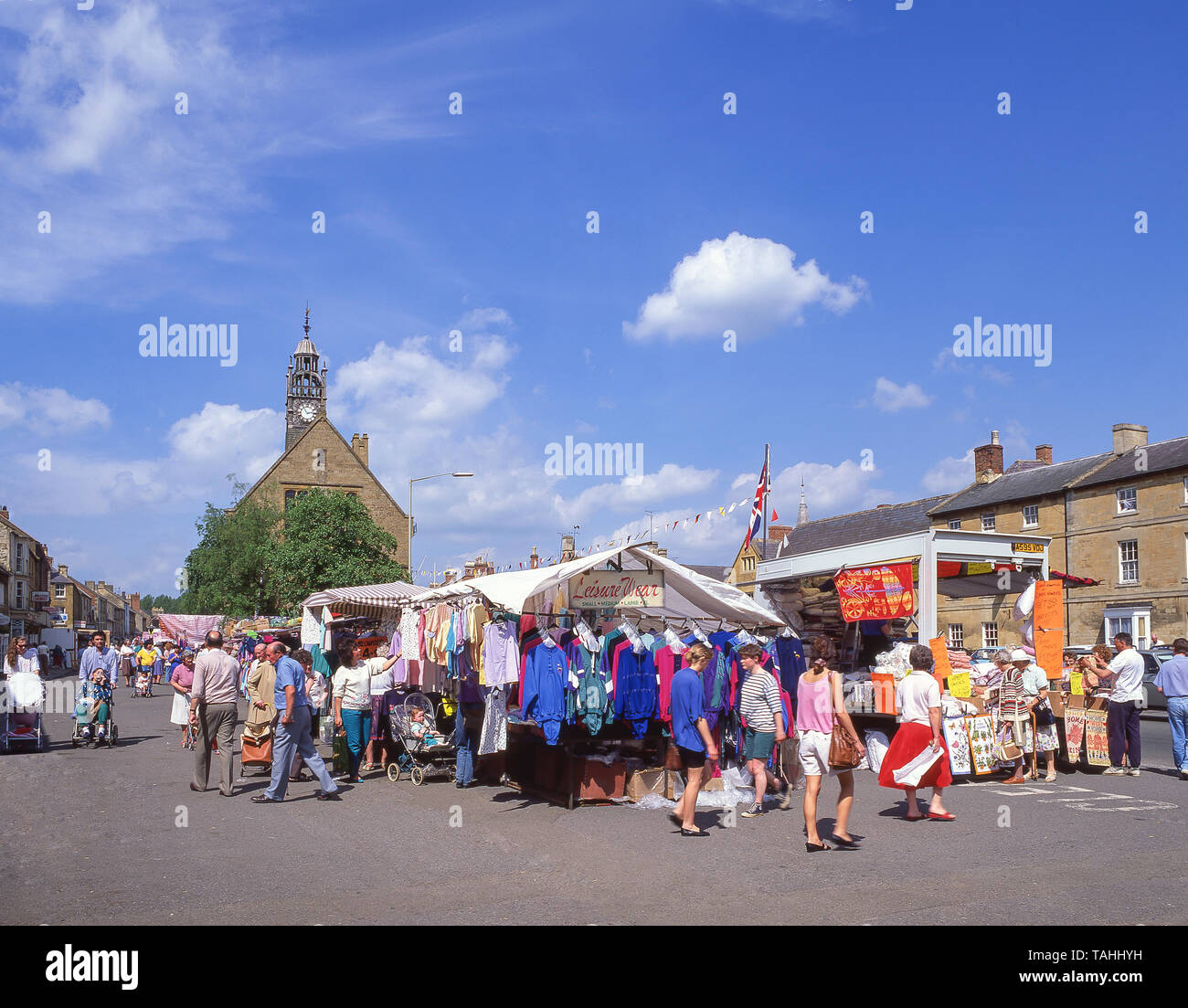 Giorno di mercato, High Street, Moreton-in-Marsh, Gloucestershire, England, Regno Unito Foto Stock