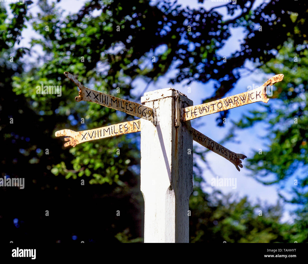 Antico segno del fingerpost vicino a Chipping Campden, Cotswolds, Gloucestershire, Inghilterra, Regno Unito Foto Stock