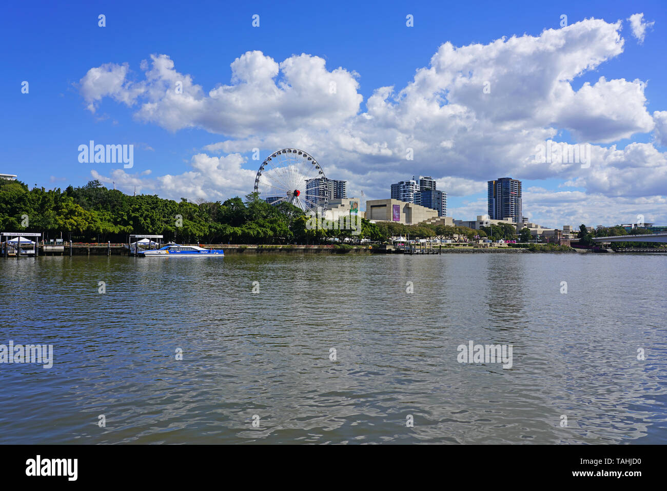 BRISBANE, Australia -23 LUG 2018- Waterfront vista della Ruota Panoramica di Brisbane ruota panoramica Ferris e il QPAC vicino al South Bank Parklands, città di Brisbane, Foto Stock