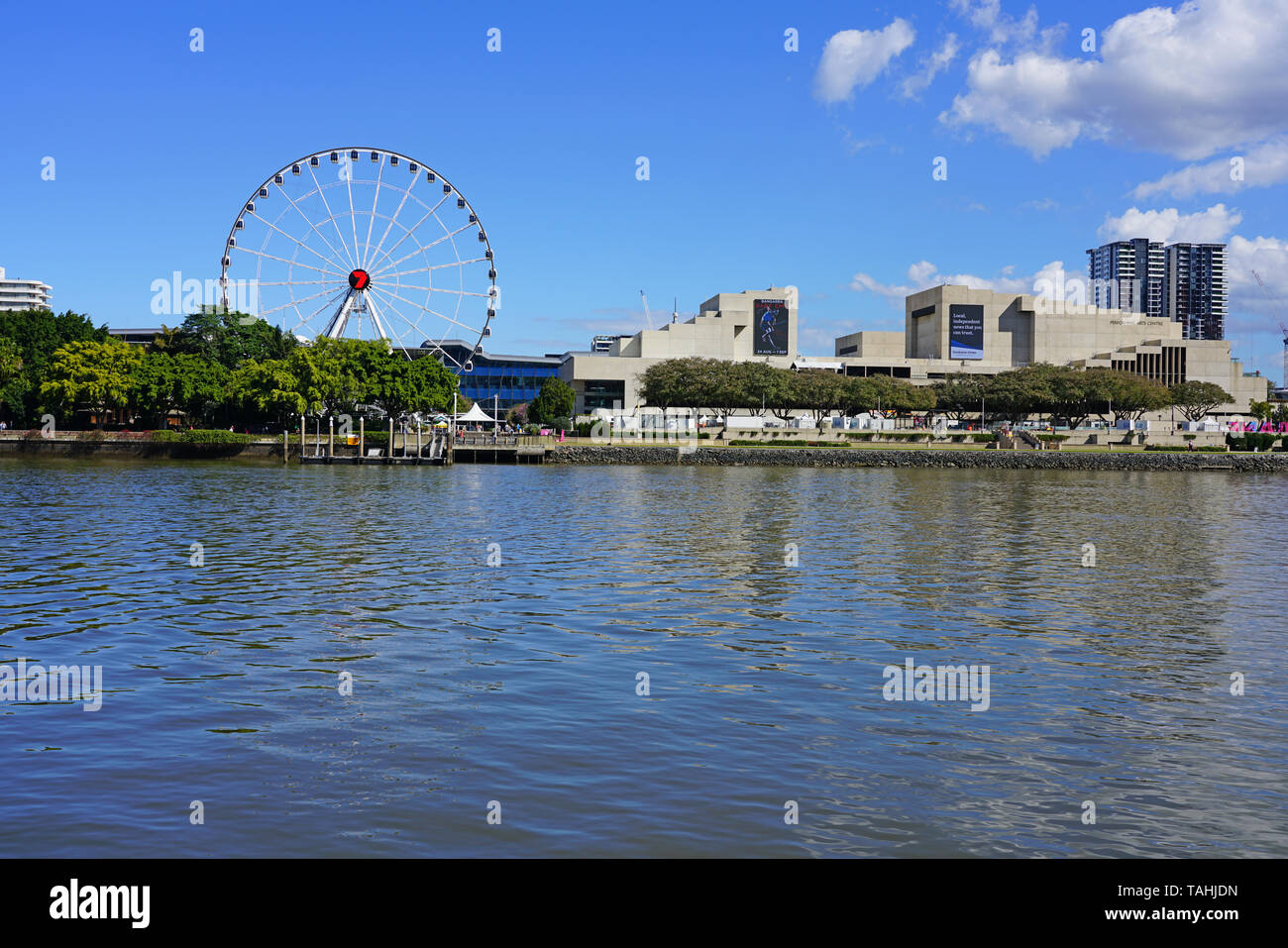 BRISBANE, Australia -23 LUG 2018- Waterfront vista della Ruota Panoramica di Brisbane ruota panoramica Ferris e il QPAC vicino al South Bank Parklands, città di Brisbane, Foto Stock