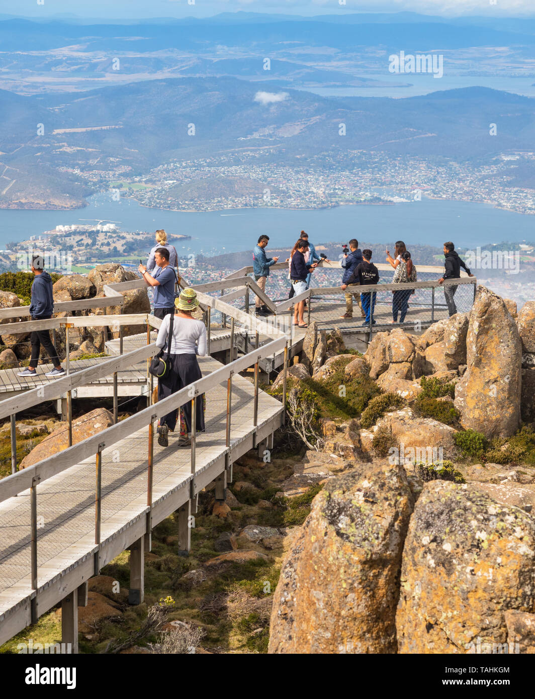La Tasmania, Australia - 16 febbraio 2019: turisti su una passerella sulla sommità del Monte Wellington, guardando a Hobart, la città capitale della Tasmania. Foto Stock