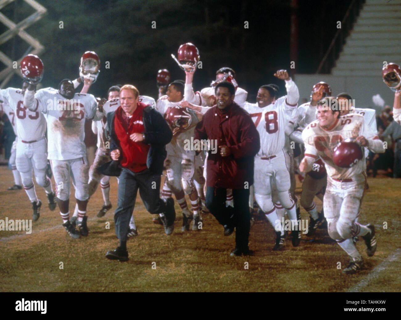 Il Sep 23, 2000; Hollywood, CA, Stati Uniti d'America; BILL PATTON (anteriore sinistro al centro) come Coach Bill Yoast e Denzel Washington (anteriore al centro a destra) come allenatore Herman nel dramma ''ricorda i titani'' diretto da Boaz Yakin. (Credito Immagine: © Walt Disney Pictures/Entertainment Immagini) Foto Stock