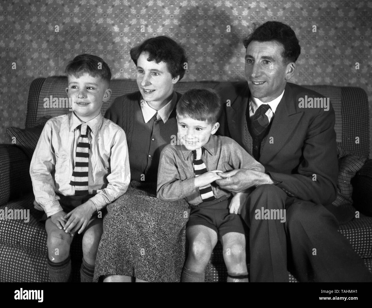 La vita familiare nel Regno Unito c1950 una famiglia giovane seduto su un divano nel soggiorno. Foto di Tony Henshaw Foto Stock