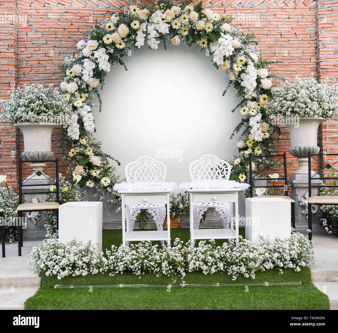 Sfondo romantico nozze decorazioni di fiori bellissimi fiori bouqet di bianco e giallo / sfondo di nozze crisantemo e orchidee sul muro di mattoni Foto Stock