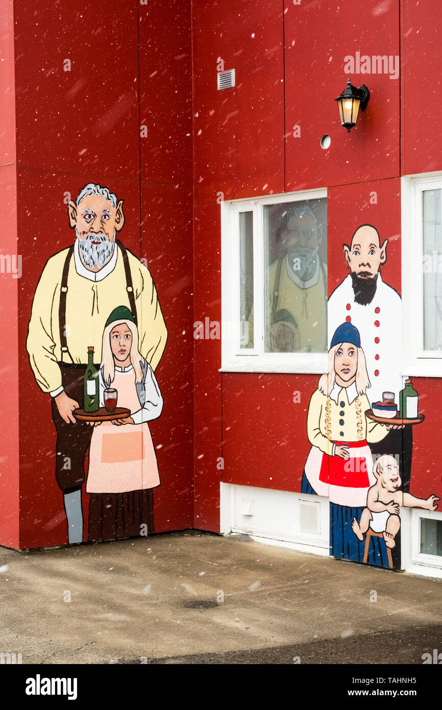 Una famiglia di troll dipinte sulle pareti di un ristorante in Ólafsfjörður, Nord Islanda Foto Stock
