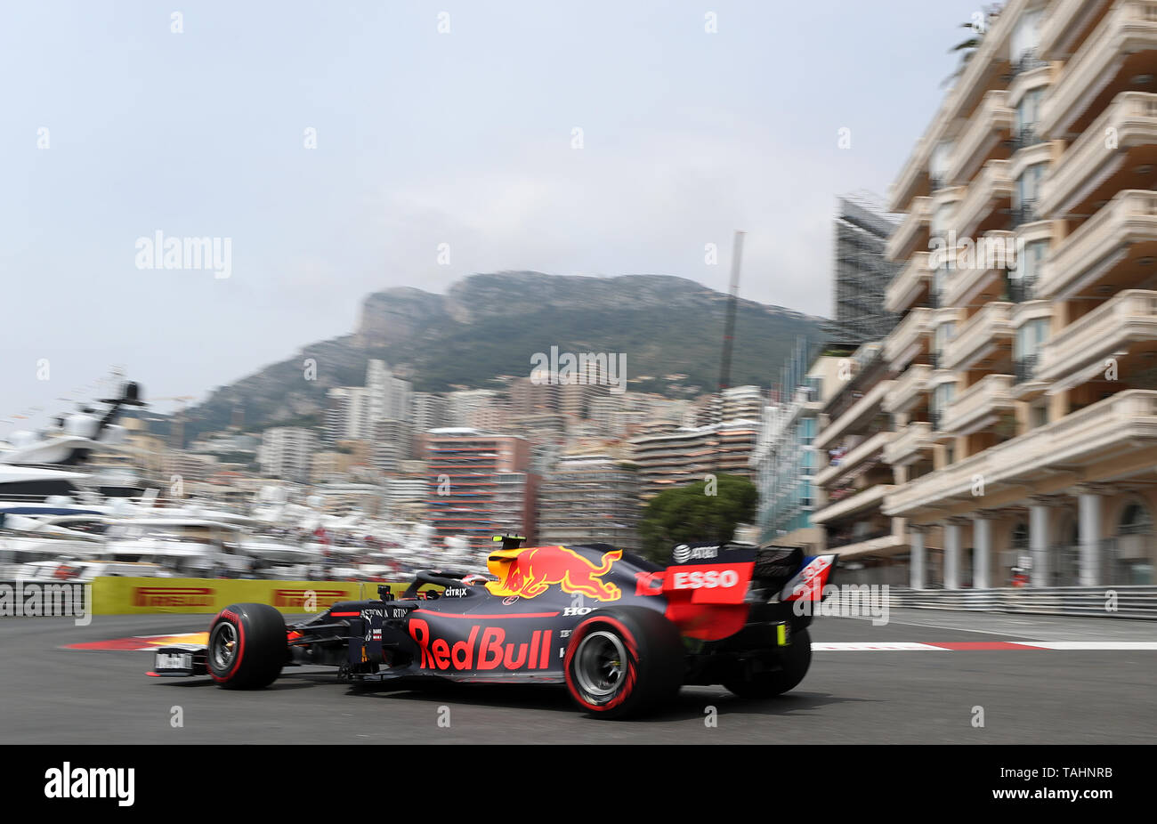 La Red Bull di Pierre Gasly durante la terza sessione di prove sul Circuito de Monte Carlo, Monaco. Foto Stock