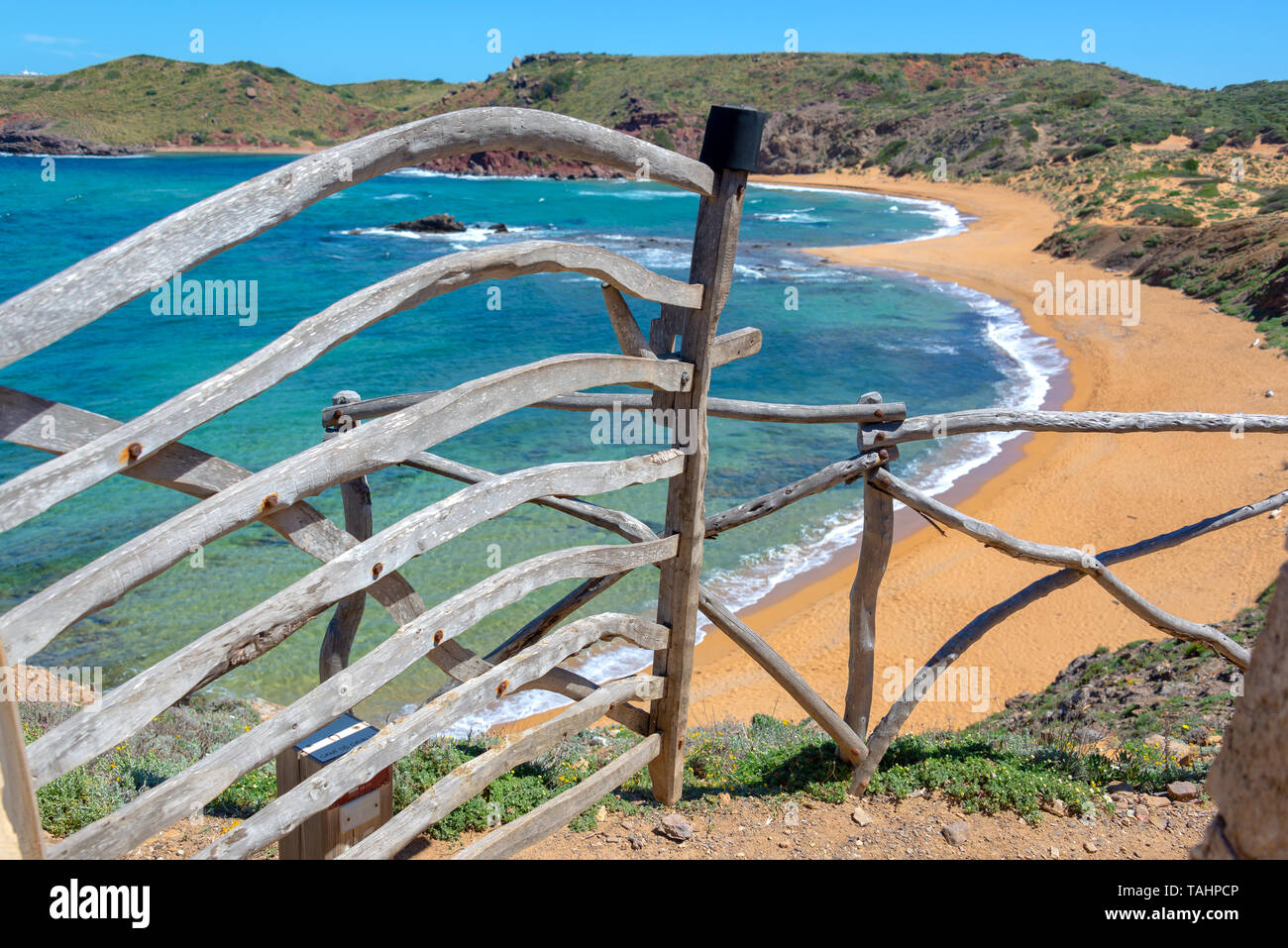Tradizionale cancello in legno vicino a Cala Cavalleria beach in Menorca, isole Baleari, Spagna Foto Stock