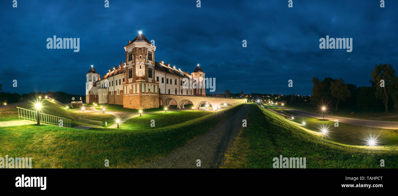 Mir, Bielorussia. Complesso del Castello di Mir In serata l'illuminazione notturna. Monumento culturale, sito Patrimonio Mondiale dell'UNESCO. Famoso punto di riferimento e meta popolare Foto Stock