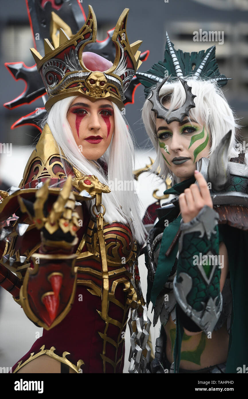 Cosplayers arrivare per la seconda giornata del fumetto di MCM Con presso l'ExCel di Londra nella zona est di Londra. Foto Stock