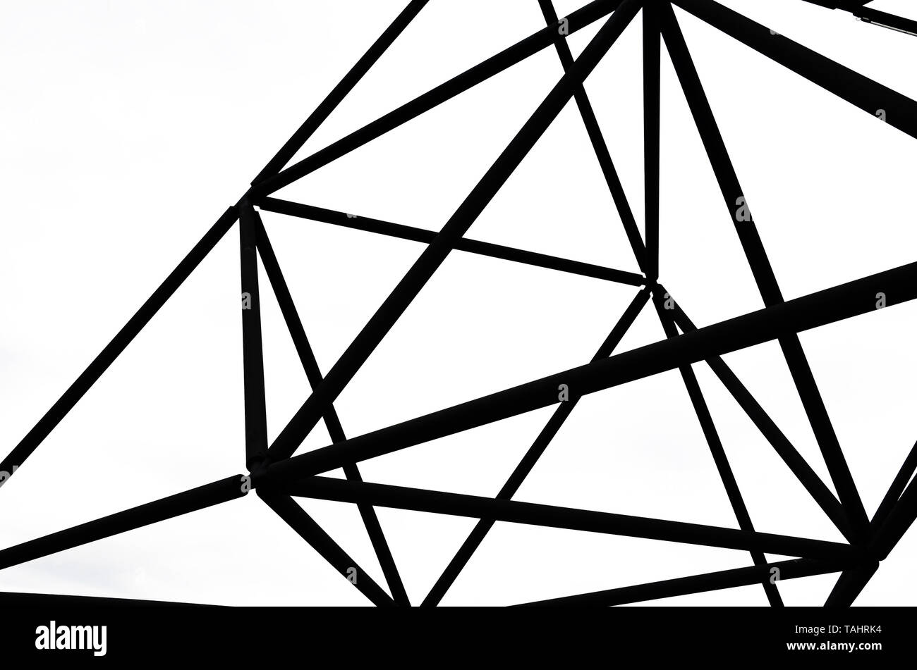 Incredibile struttura in acciaio del tetraedro di Bottrop con i suoi tipici schemi di triangolo presa dal basso contro il cielo su una fotografia in bianco e nero. Il punto di riferimento è una popolare attrazione turistica. Foto Stock