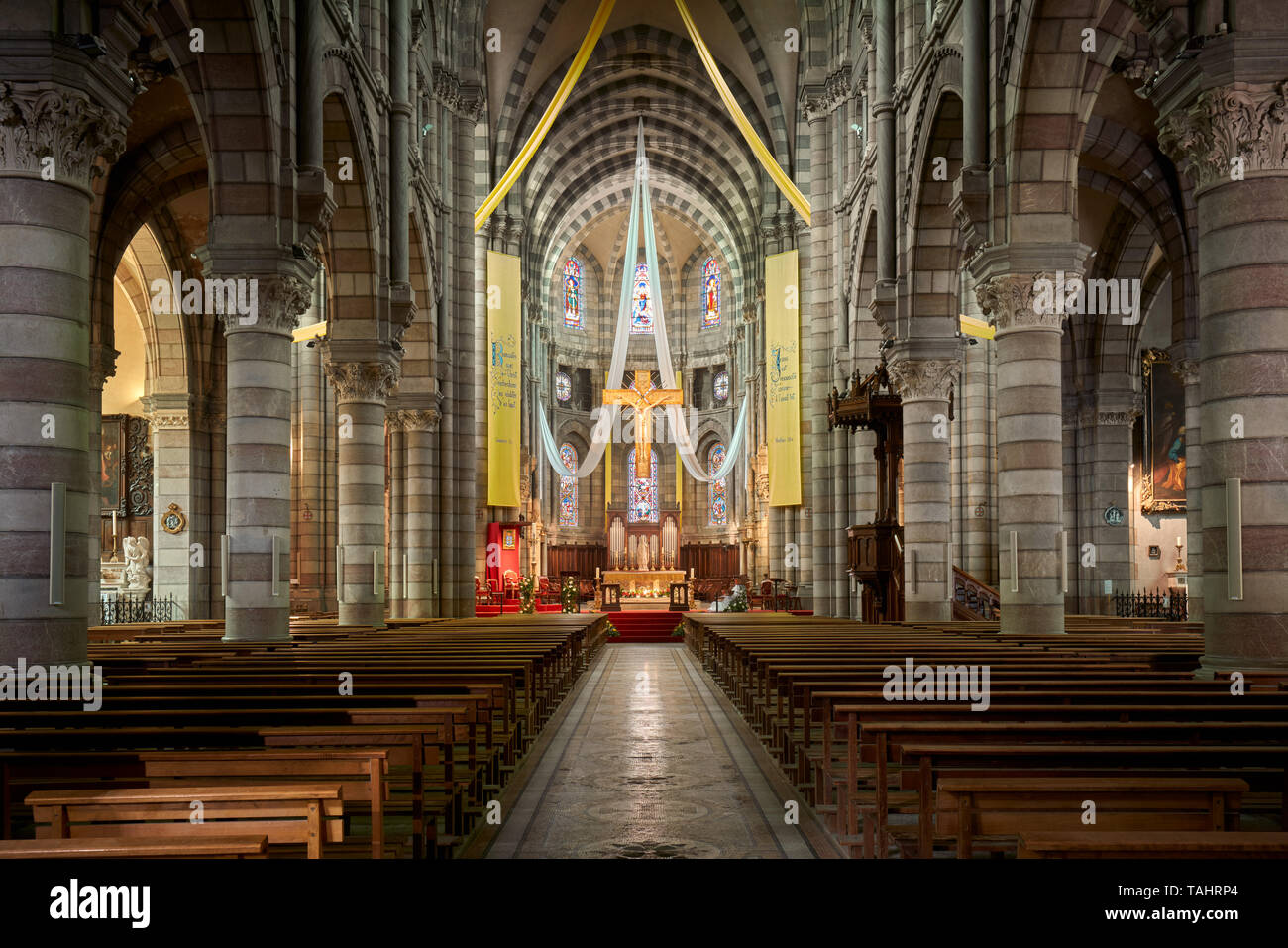 Gap, Hautes-Alpes, 05000, Francia - 03 Maggio 2019: Gli interni della cattedrale di Notre-dame-et-Saint-Arnoux de Gap Foto Stock