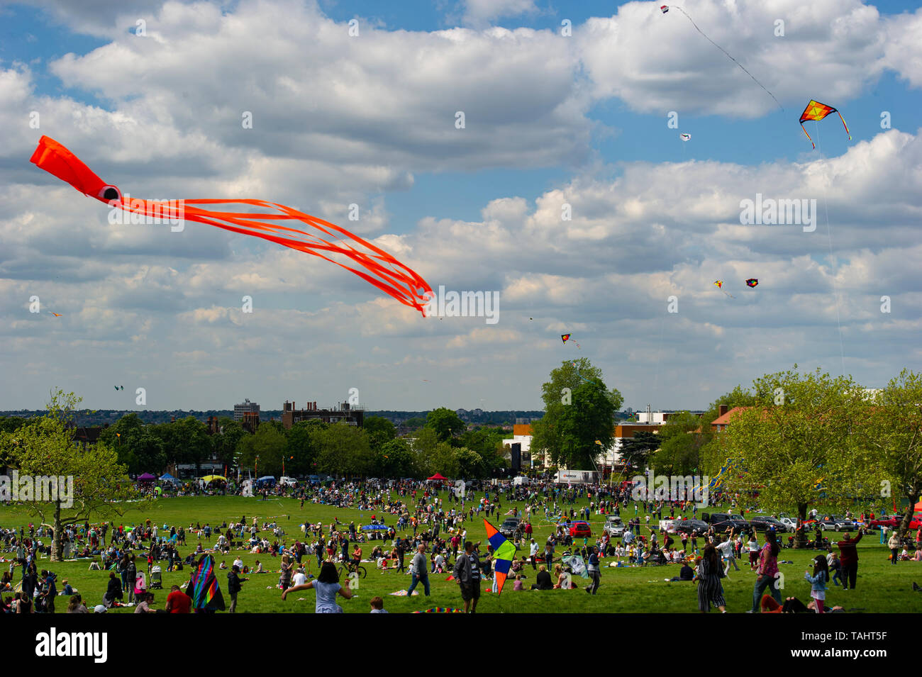 Aquiloni in corrispondenza di un kite festival - Streatham Kite comune giorno a Londra Foto Stock Aquiloni in corrispondenza di un kite festival - Streatham Kite comune giorno a Londra Foto Stock