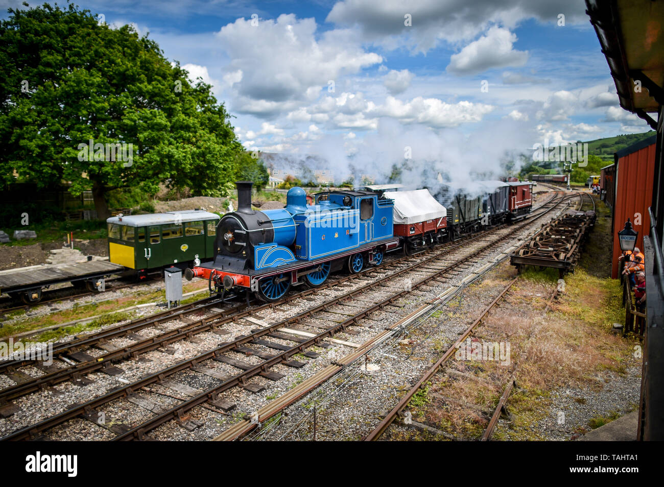 Il Caledonian n. 419 soffi a modo suo nella stazione di Winchcombe durante il Festival di Cotswold di vapore "Northern Soul' weekend sul Gloucestershire Warwickshire Railway. Foto Stock