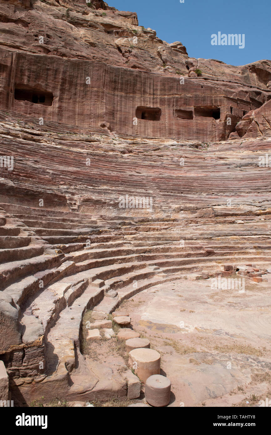 Giordania Petra (UNESCO) il teatro. 4.000 auditorium sede scavata nella montagna ai piedi dell'Alto palazzo di sacrificio. Foto Stock