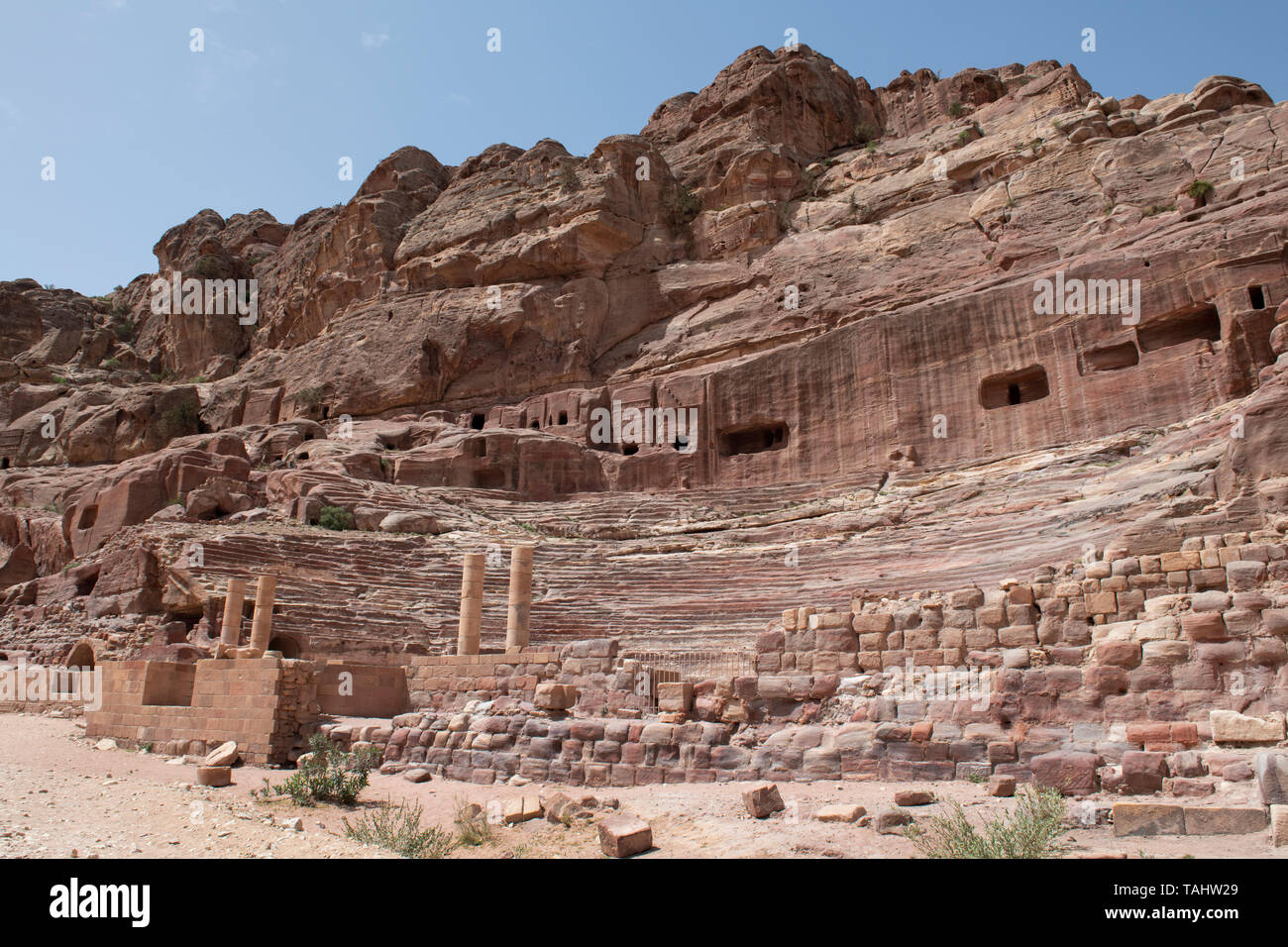 Giordania Petra (UNESCO) il teatro. 4.000 auditorium sede scavata nella montagna ai piedi dell'Alto palazzo di sacrificio. Foto Stock