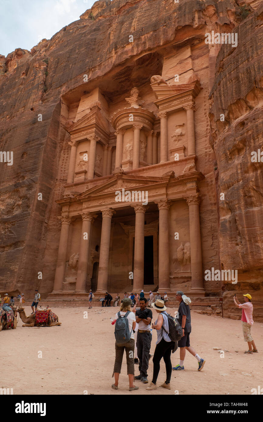 Giordania Petra (UNESCO) il Tesoro (aka Al Khazna) situato alla fine del siq. Petra più famosi della facciata, circa 1 A.C. decorato con stile corinzio Foto Stock